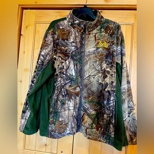 Men’s camouflage Realtree lightweight jacket.